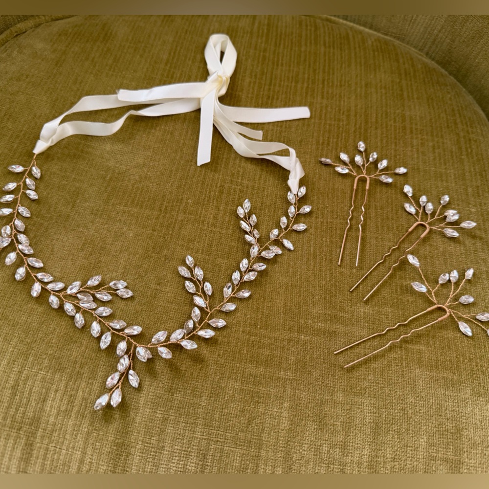 Elegant Gold and White Hair Accessory Set